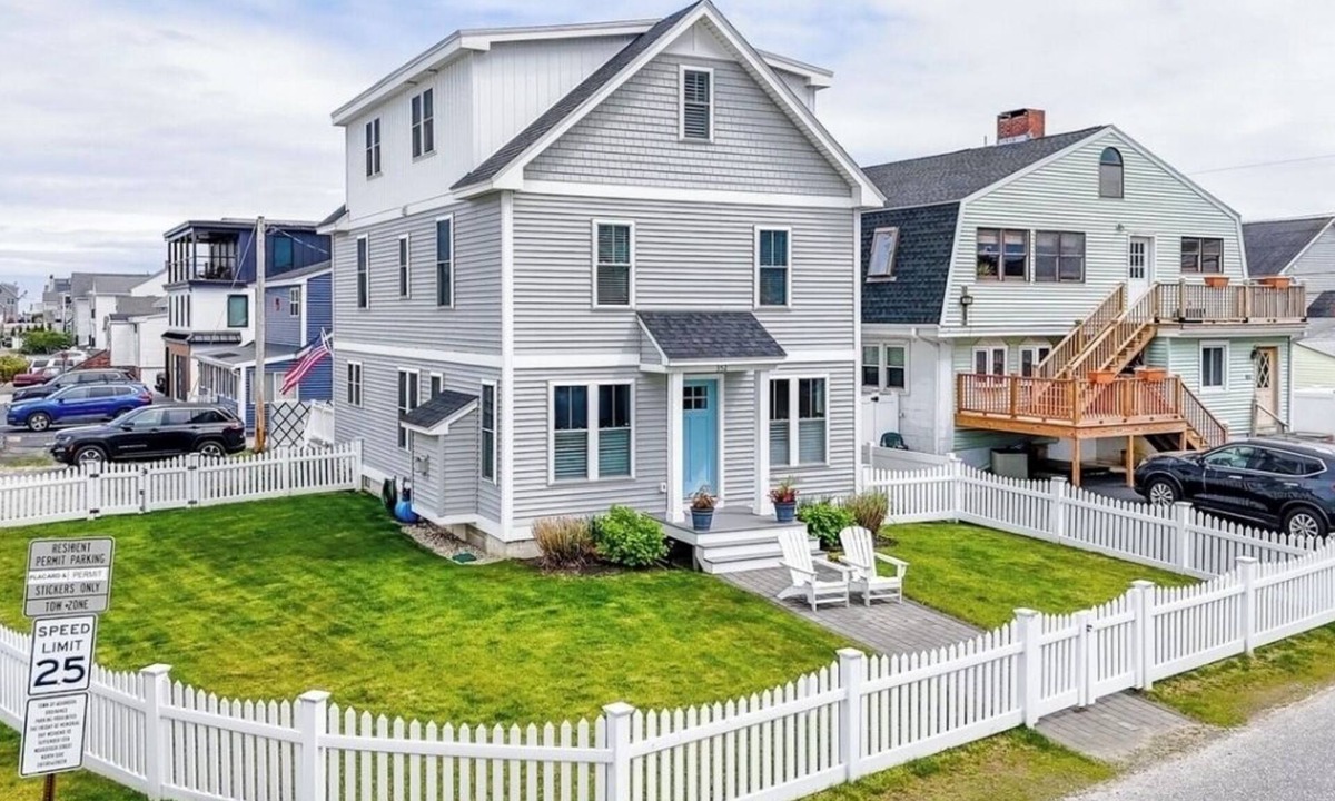 Seabrook House | Beautiful 5-bedroom house Steps to Seabrook beach!