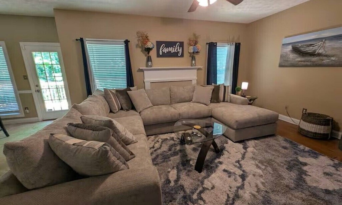 McDonough House | Beautiful 5BR Home Sleeps 12- Near Atlanta