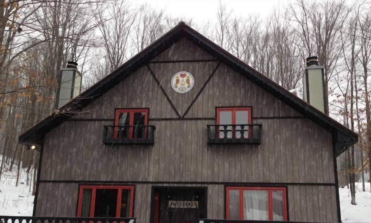 Stambaugh Ski Chalet | Beautiful, Comfy, Rustic Ski Chalet Steps From Ski Brule Mountain - RIGHT Side