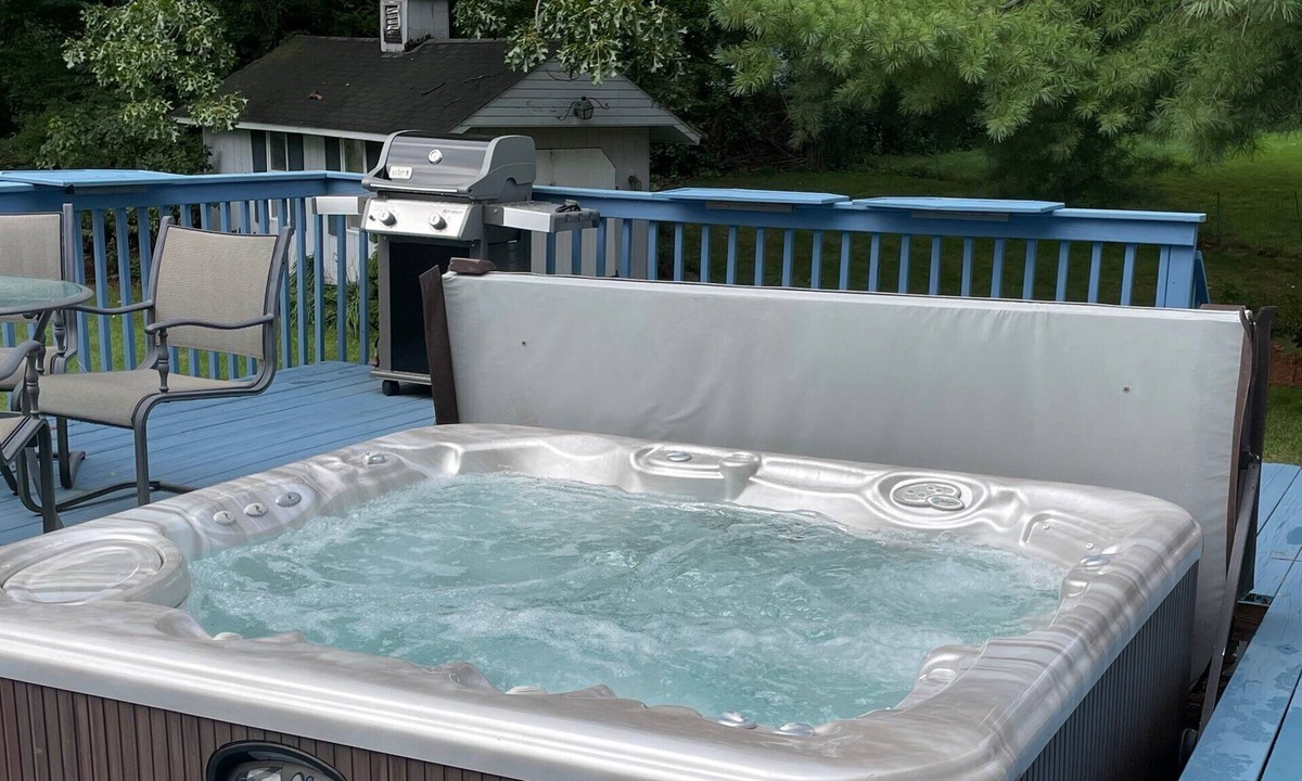New Haven House | Beautiful home in a quiet neighborhood w/hotub