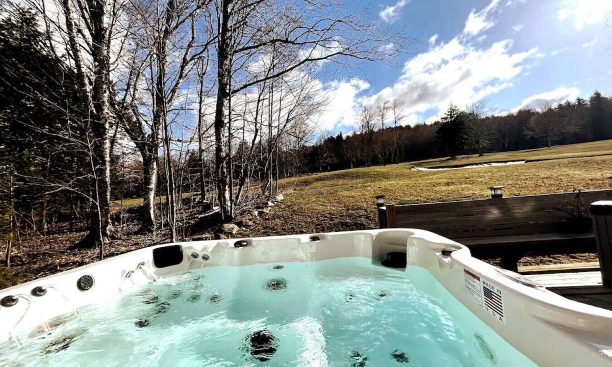 Wilmington Ski Chalet | Beautiful- Ski/Golf home, Hot tub, mins to MTN
