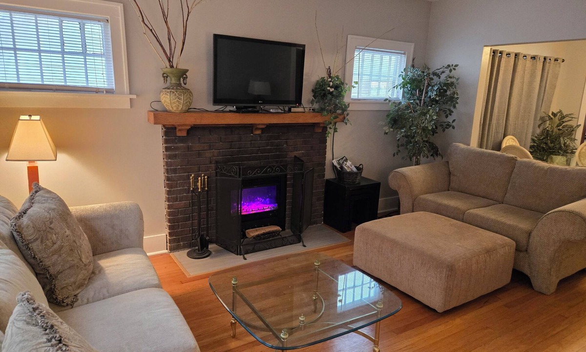 Midtown House | Beautiful Spacious Home - Near Charles Schwab Field- CWS, CHI Arena, Downtown