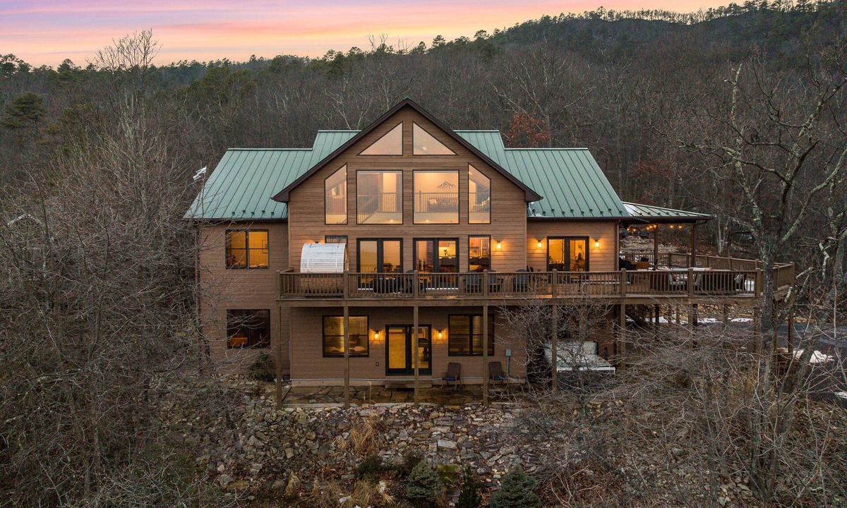 McGaheysville Ski Chalet | Best Views in Massanutten! 5200 sq ft, Designer-Decorated w/Hot Tub and Sauna