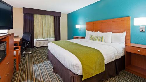 Menomonie Hotel | BEST WESTERN Plus Menomonie Inn & Suites