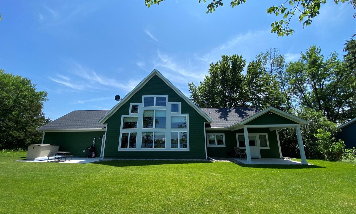 Dassel House | Big Swan Escape Lakefront Dock Fire Pit Sleeps 10