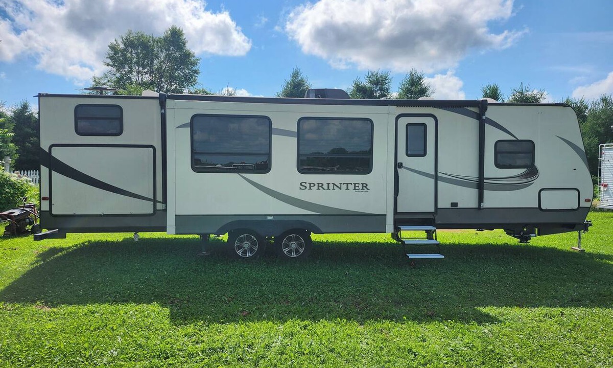 Appleton House | Blocks from Appleton International Airport! 2018 Sprinter RV w/Amenities! EAA!