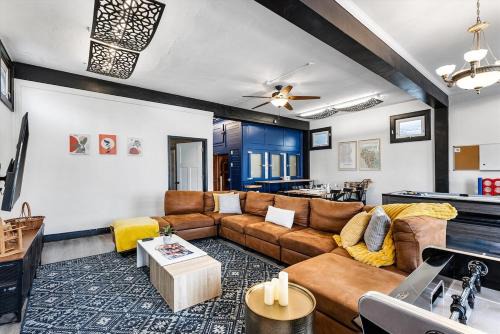 West Allis House | Blue Storefront 2ksqft, Arcade,Pooltable,Foosball