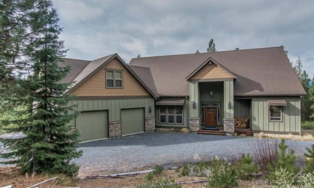 Crescent Cabin | Book your next getaway at the Mountain Cabin