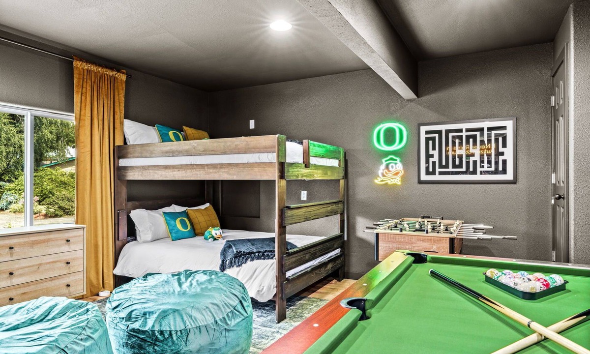 Harlow House | Boutique UO Stay Epic Game Room Walk to Autzen