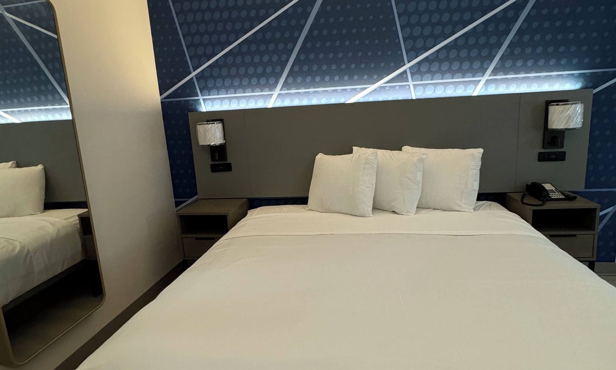 Harvey Hotel | Brand New Modern Bedroom with AC, TV & WiFi in Chicago Near Wind Creek Casino