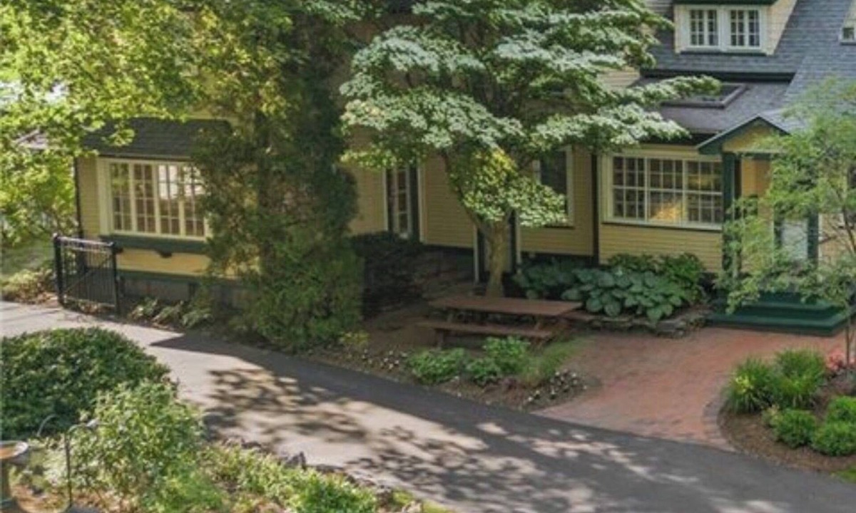 Rochester House | Bright 5-bedroom house with pool near Rochester