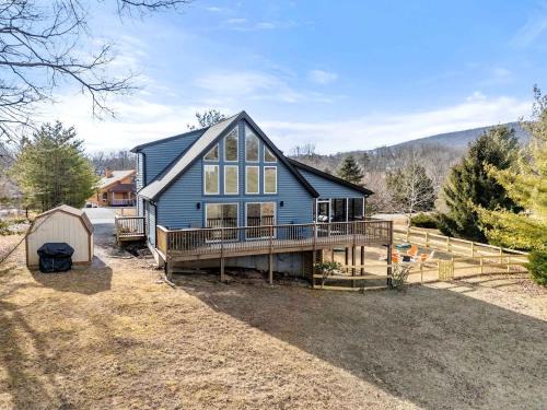 The Woods House | Bright Mountain Cabin with Game Room & Golf Course Views Near Hedgesville, West Virginia