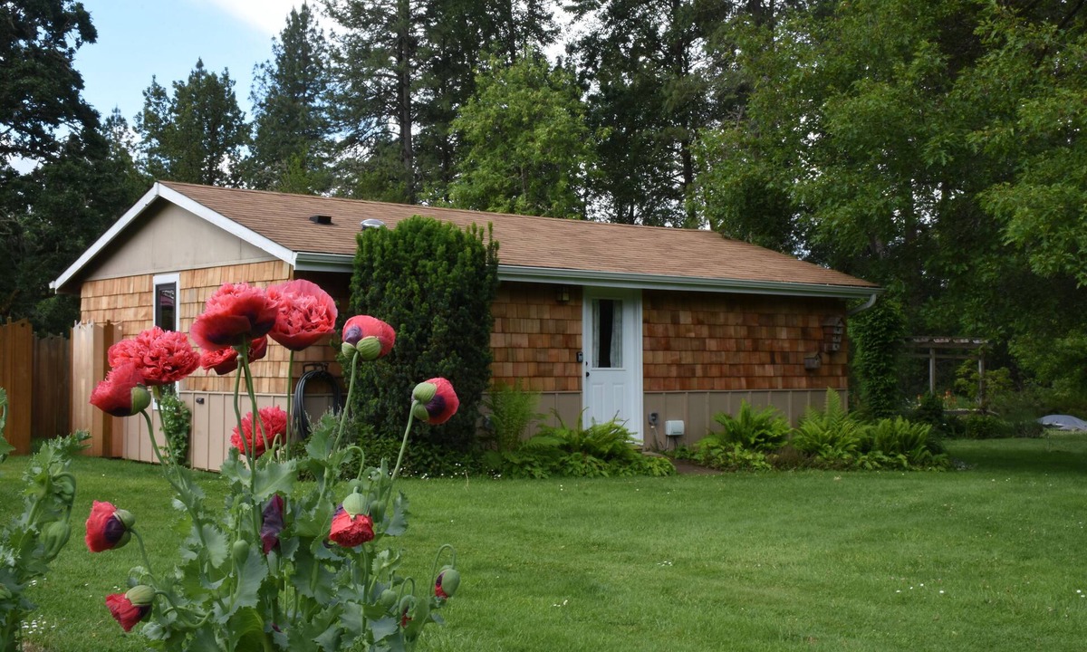 Elmira House | Bright spacious garden cottage 10 mi. west of Eugene. Fully remodeled sleeps 1-6