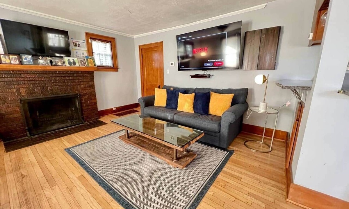 Dicken House | By The Big House - 3bd/1.5bth, 1 mile to dwntwn