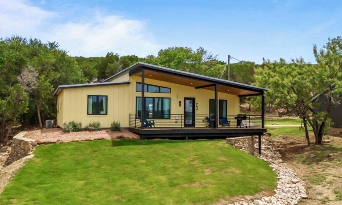 Graford House | Cabin #5 All Decked Out:Beach, Pool and 10 Mins To Rocker B & Hell’s Gate