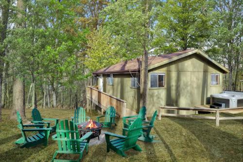 The Woods House | Cabin w Hot Tub, Indoor Pool/Gym Access, & WiFi