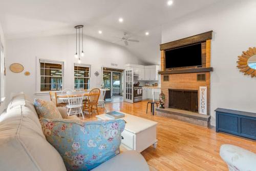 Mashpee House | Cappawack Cottage - Firepit & Private Beach Nearby
