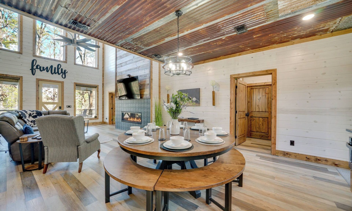 Broken Bow Cottage | Carson Creek Cabin w/Hot Tub & Game Loft!
