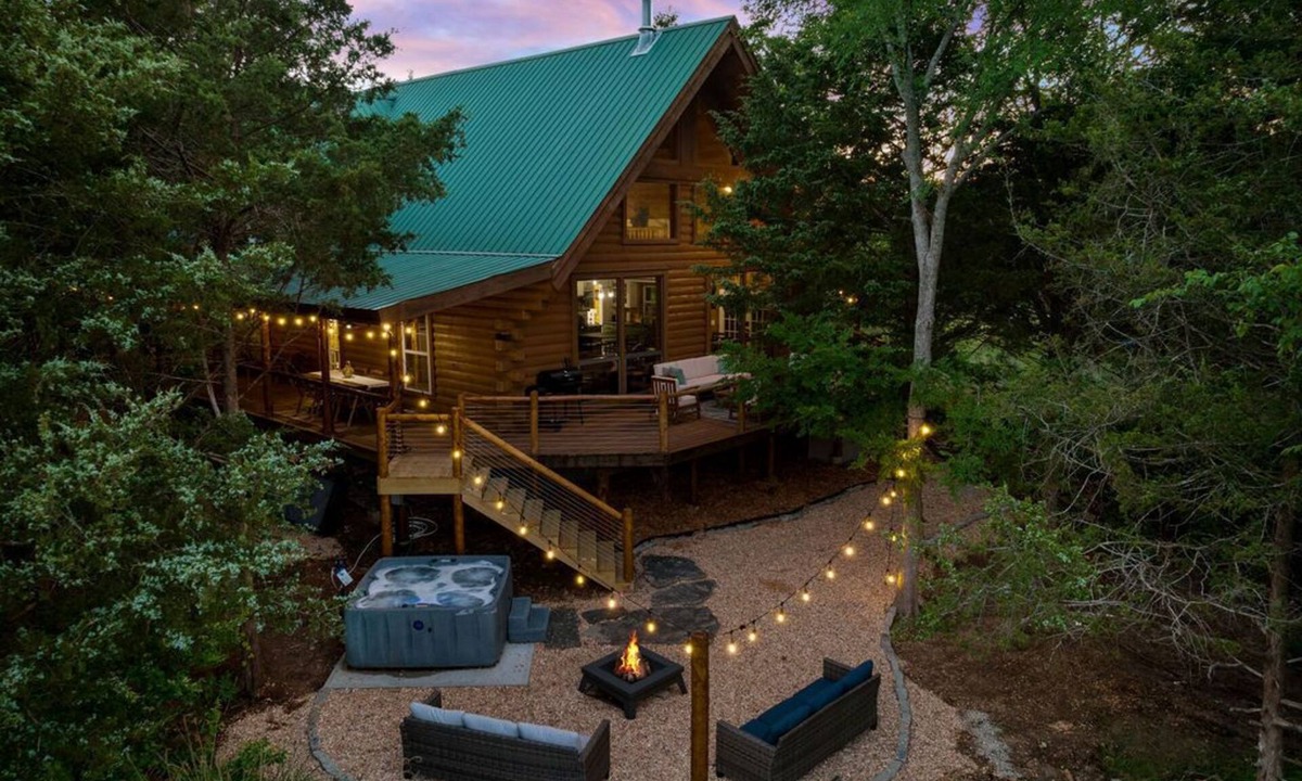Branson Cabin | Cedar Park Mansion Hideout | Breathtaking Views - Cozy Nightlife - Giant Deck
