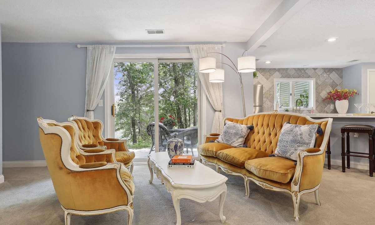 Webster House | Châteaux on Oak Hill a Cozy Winter Retreat