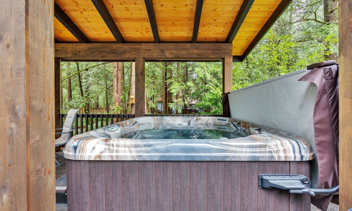 Marmot House | Chalet Seraphina - Cozy Pet Friendly Home With Hot tub