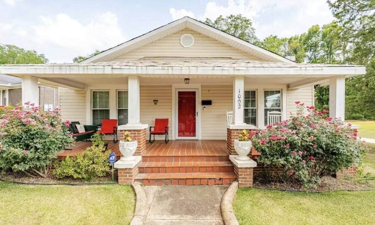 Talladega House | Charming 2-Bedroom Bungalow in Talladega w/WiFi, Huge Outdoor Space & Fire pit