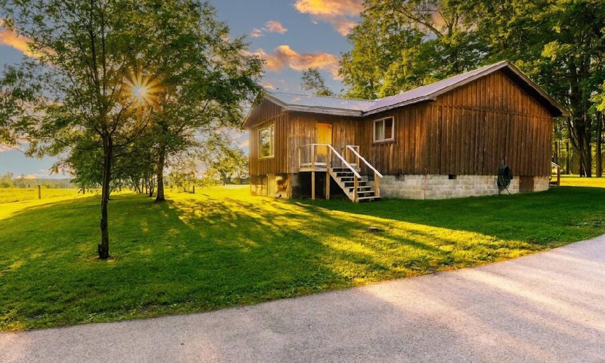 Lookout House | Charming 2-bedroom cabin style home in Hico, with bonus room
