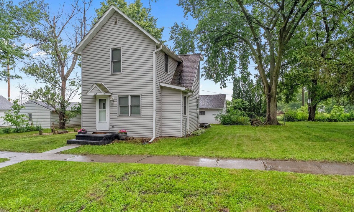 North Liberty House | Charming 2bed, 1.5bath home with fire pit, near trails, dining, and key landmark