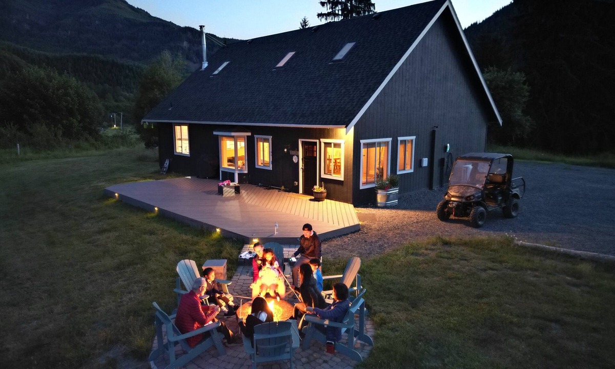 Mineral House | Charming 2BR Farmhouse Amazing View of Mt. Rainier - Family Friendly + Game Barn