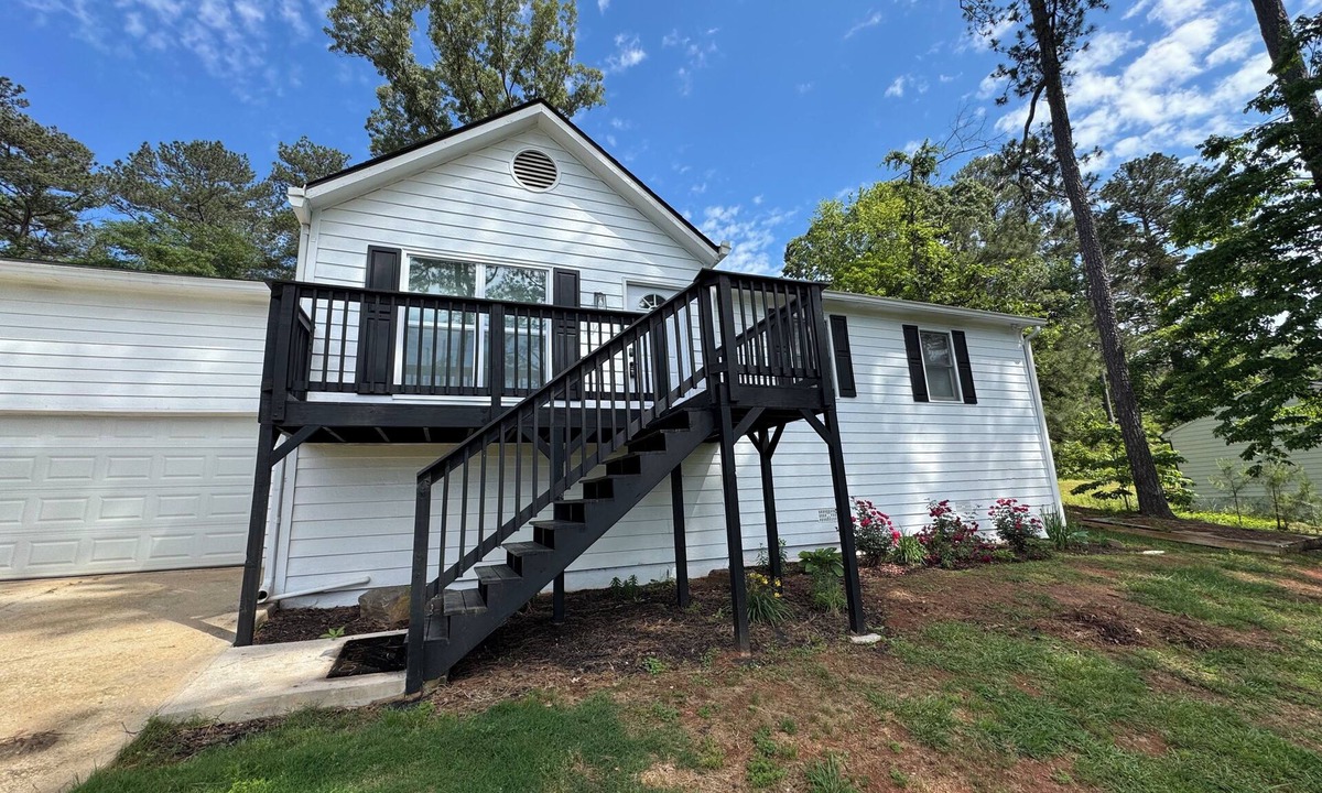 Auburn House | Charming 3-bedroom house with WiFi and AC in Auburn. Complete with a fire pit!