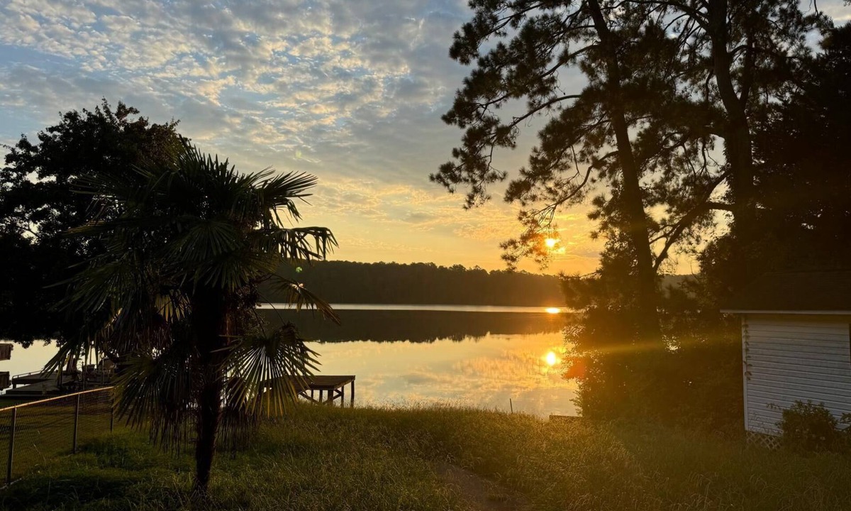 Jackson Cottage | Charming 4-bedroom Lakeshore cottage
