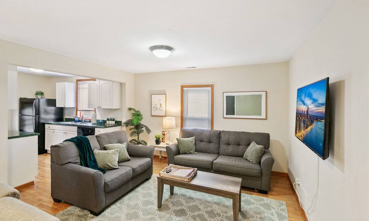 Libertyville Apartment | Charming apt in DT Libertyville - Near Naval Base