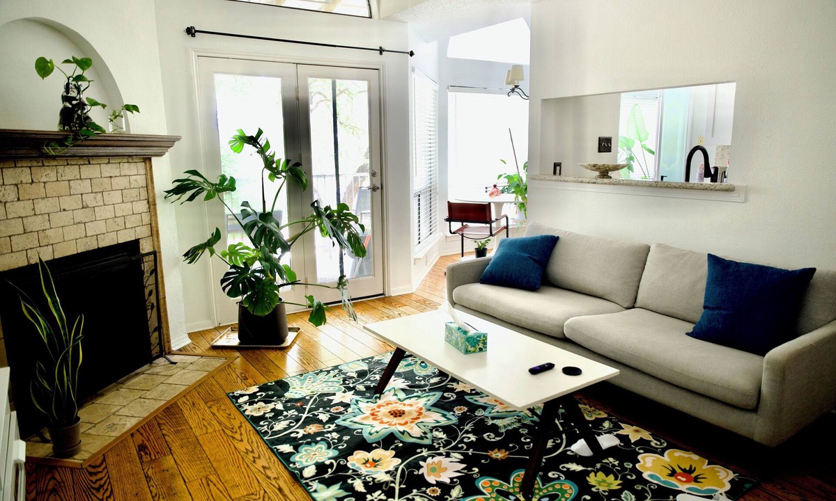 Wood Creek Condo | Charming Bright Airy Retreat Near All Attractions