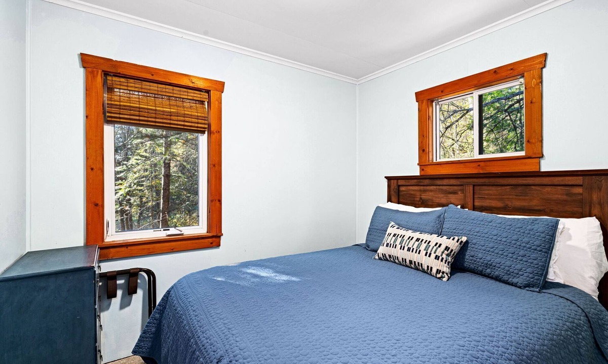 Two Harbors Cabin | Charming cabin only feet from Lake Superior
