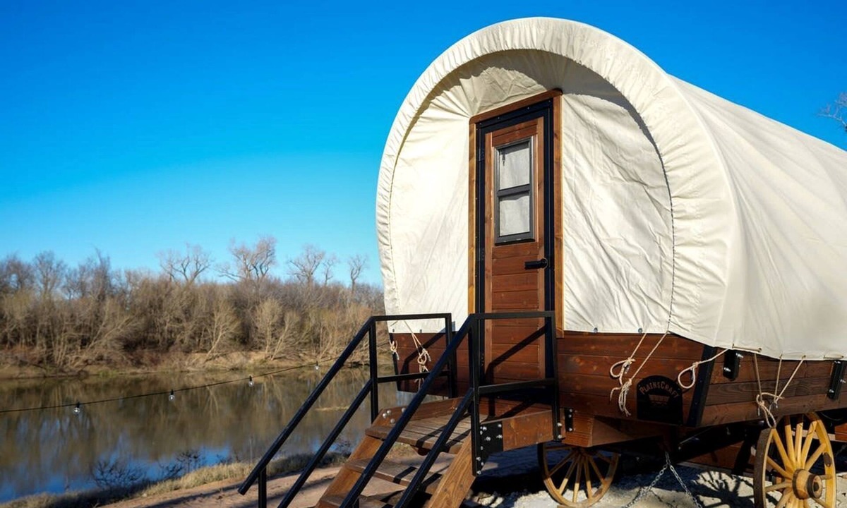 Satin House | Charming Caravan with Barbecue and River Sights in Chilton, Texas