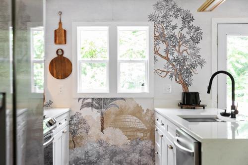 Huntington House | Charming Family Home Sleeps 8 near DC, Historic Old Town VA, & National Harbor