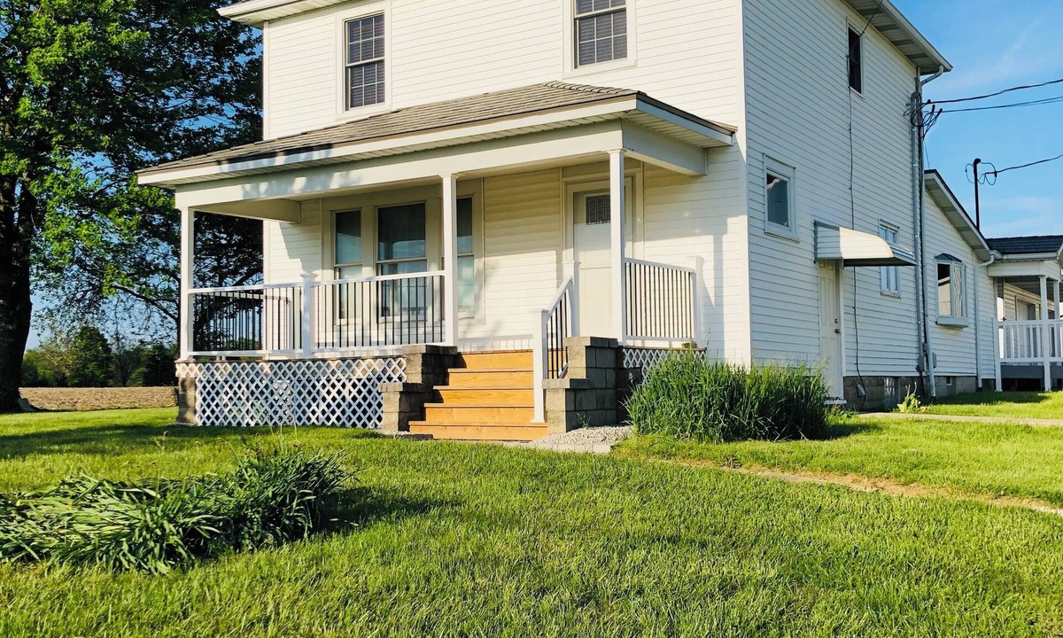 Galion House | Charming Farmhouse 10 acres near MidOH Race, Clear Fork & Mt Gilead State Parks