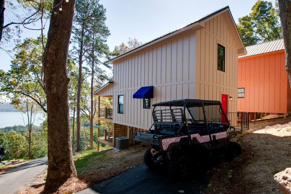 Groveoak Cabin | Charming Lake Cabin Retreat with Deck and Hot-Tub in Alabama