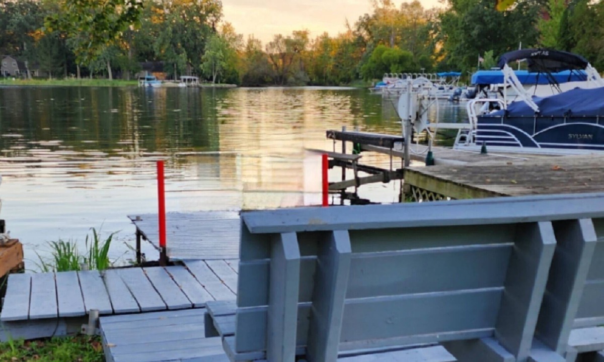 Lakeland House | Charming lake front house for the perfect getaway All sports lake, pet friendly