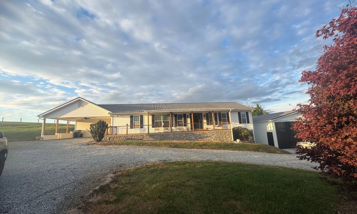 Hendersonville House | Charming mountain home in Hendersonville in a country like setting.