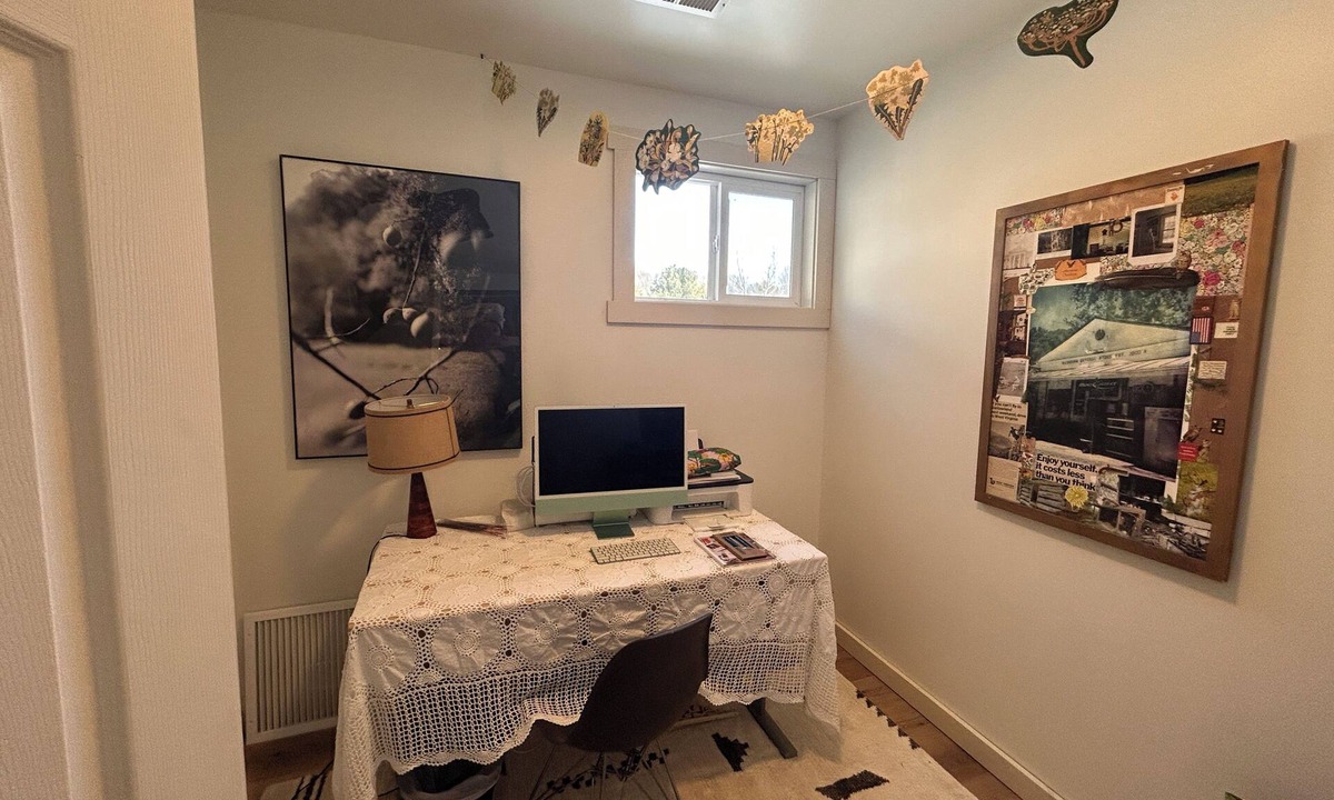 Lost Creek House | Charming Renovated Schoolhouse Retreat – 2BR + Office, Spacious Yard