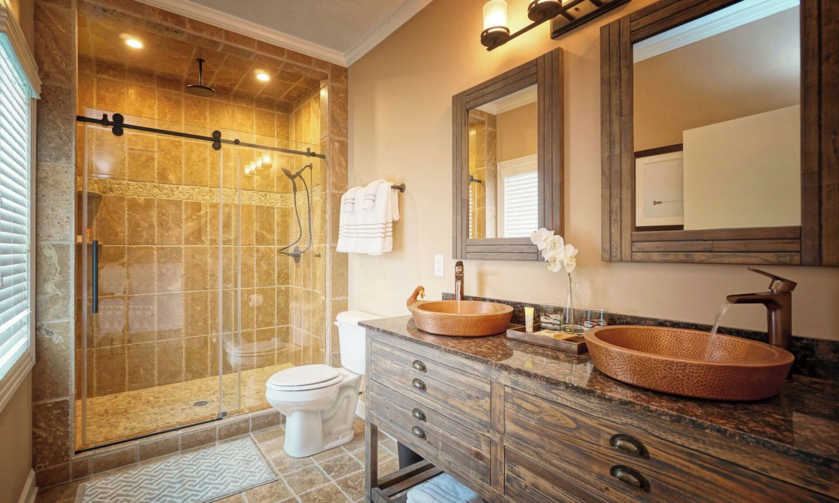 Suffolk Hotel | Charming waterfront hotel in serene Suffolk with WiFi, AC