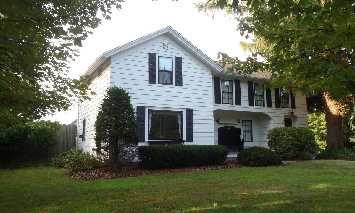 Lakewood House | Charming Yet Spacious Farmhouse With 3 Br 2.5 Baths At The Center Of It All!