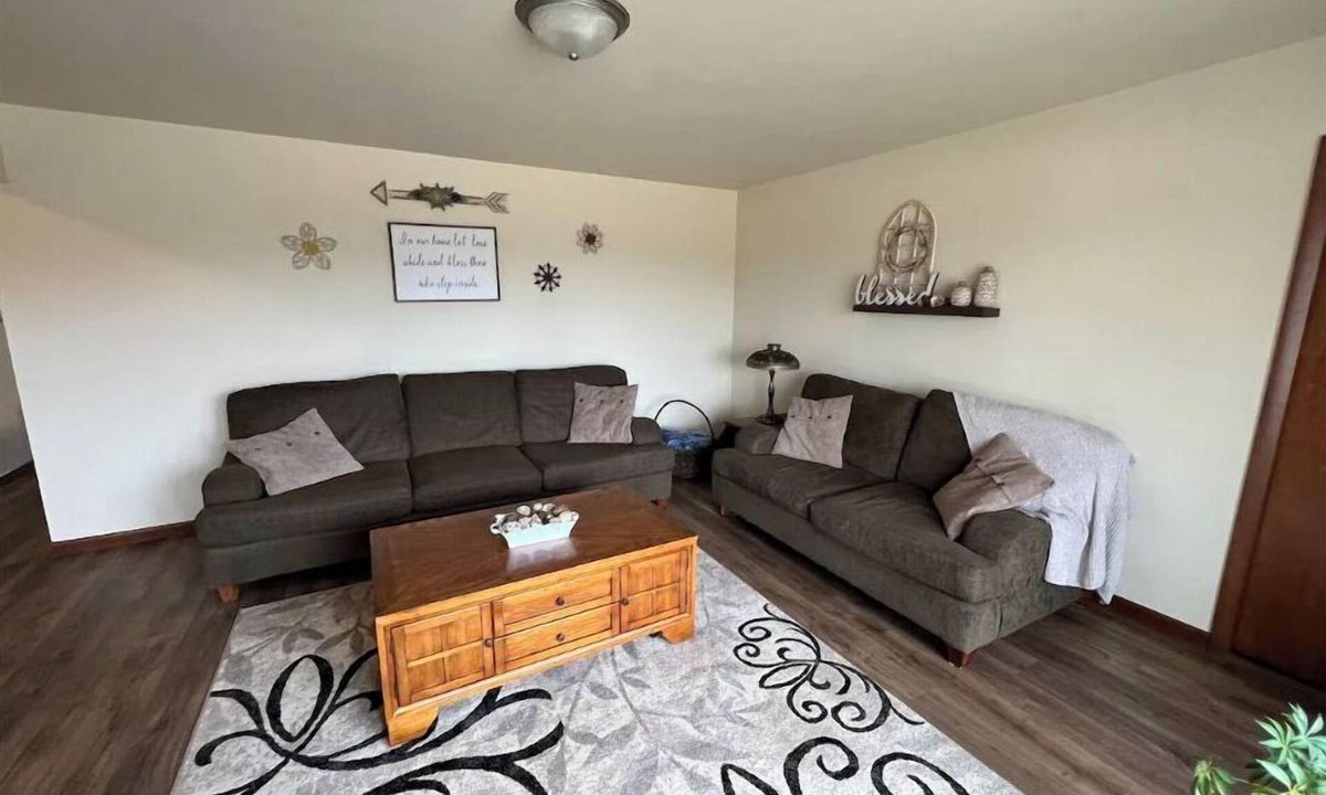 Manitowoc House | Cheerful 3 bedroom home North side of Manitowoc