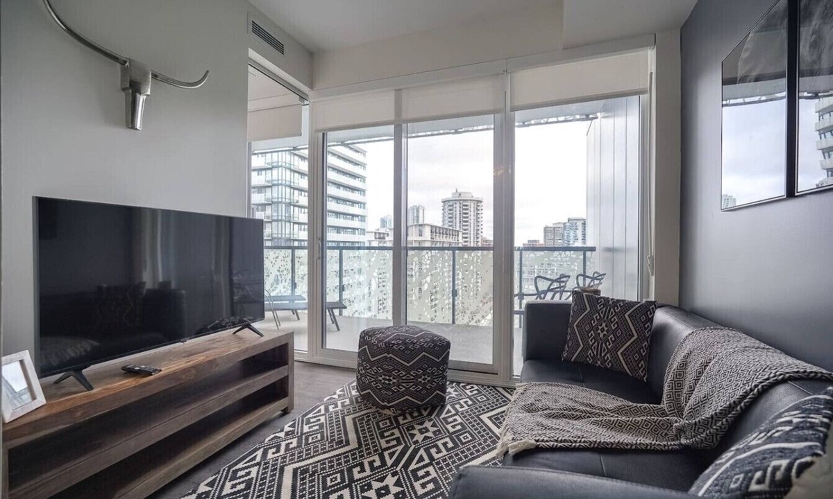 Bay Cloverhill Apartment | Chic 2BR Oasis with Skyline Views near Berczy Park