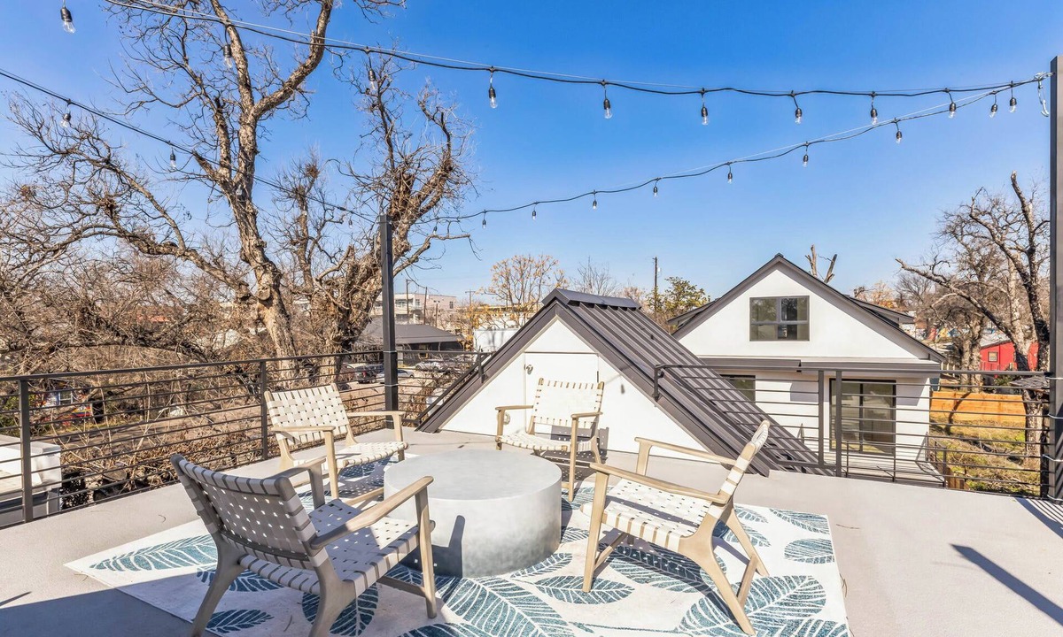 Holly House | Chic Austin Getaway – Brand New w/Rooftop Patio!