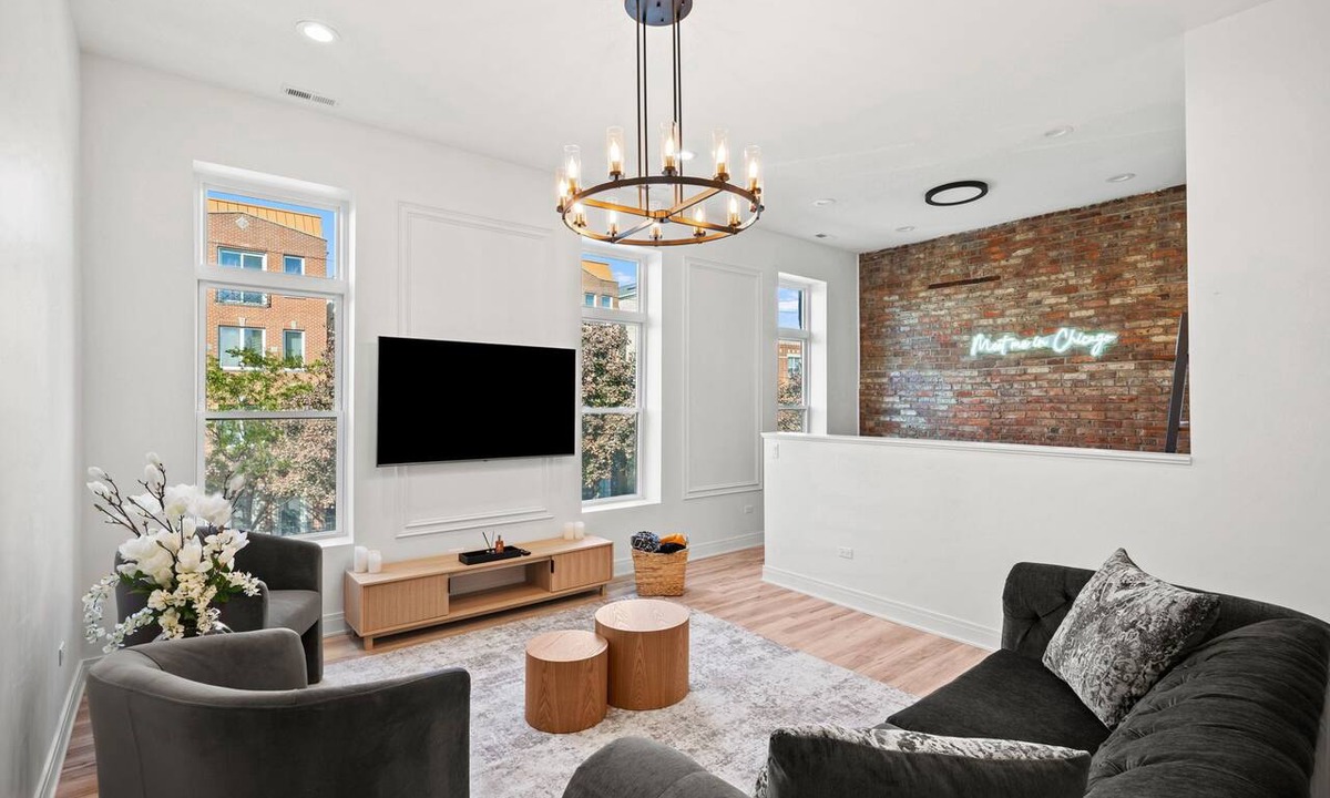 Tri-Taylor Condo | Chic Modern Loft near United Center, UIC/IMD & Downtown W/Parking