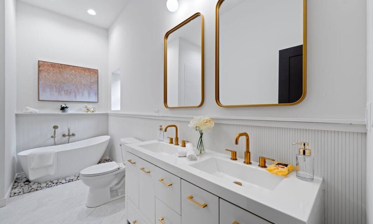 Smith Park House | Chic Ukrainian Village Home: 4 Bedrooms 2 Bath
