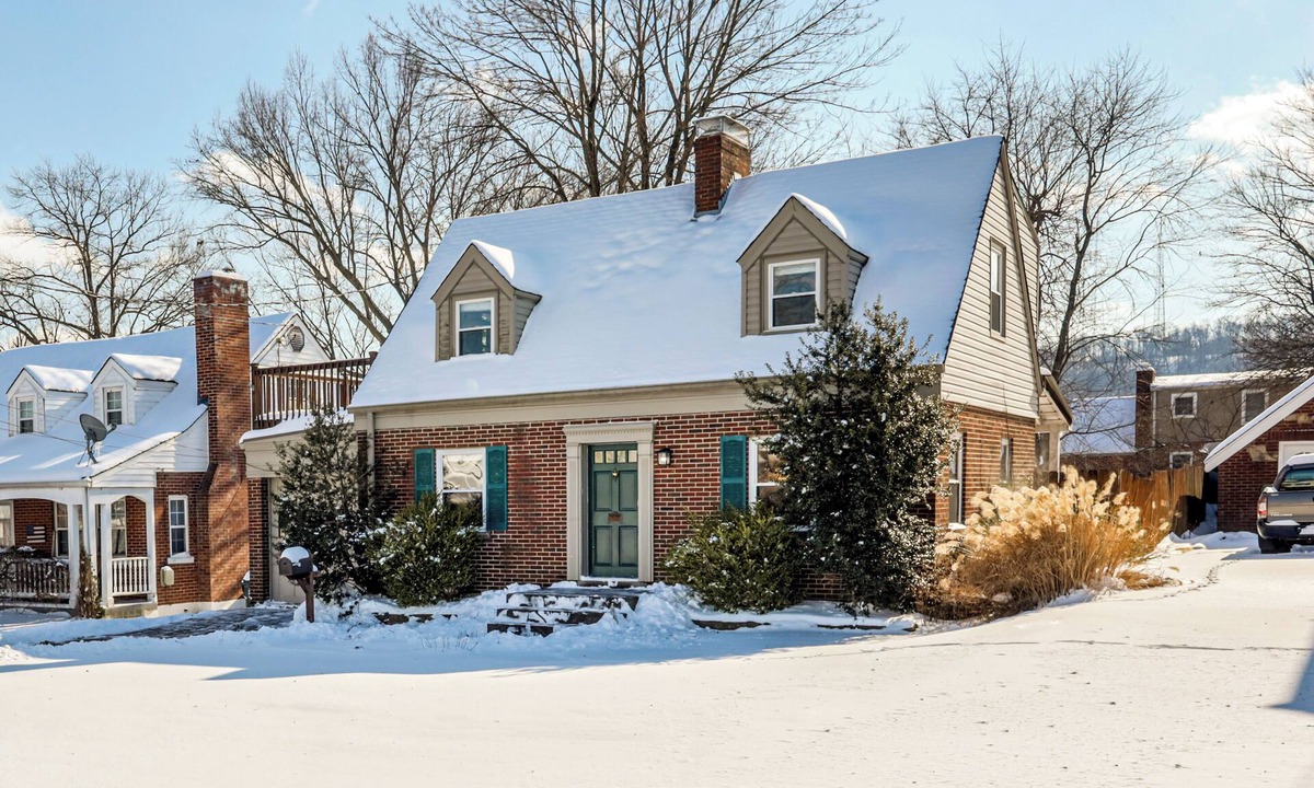 Latonia House | Cincy Area Bungalow w/Deck & Yard, Pets Welcome!