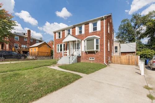 Arlington House | Classic Brick House 4BR 3BA Perfect for Families Near DC